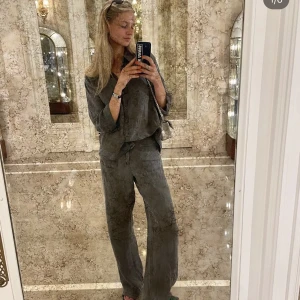 Zara sett  - Säljer ett helt zara linne sett ( går att köpa i butik för mycket mer) i grått linne, storlek XS på byxorna och M på överdelen ( ville ha den lite större) ❤️använt en gång!!!