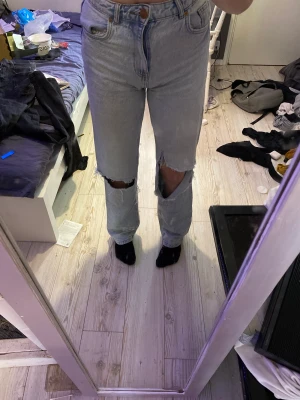 Jeans - Jeans köpta på new yorker❣️vet inte storlek men passar på mig som har xs-s! Fint skick bara att ena hålet blivit lite större men man kan du det om man vill! Bra i längden på mig som är 165❤️❤️