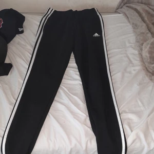 Adidas mjukisbyxor  - Säljer mina adidas byxor för jag inte anväder de längre. Inga skador nästan aldriig använda