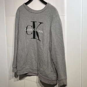 calvin klein tröja - 80 kr (har ett litet hål, se tredje bilden. köpt för 1000 kr så väldigt bra pris)