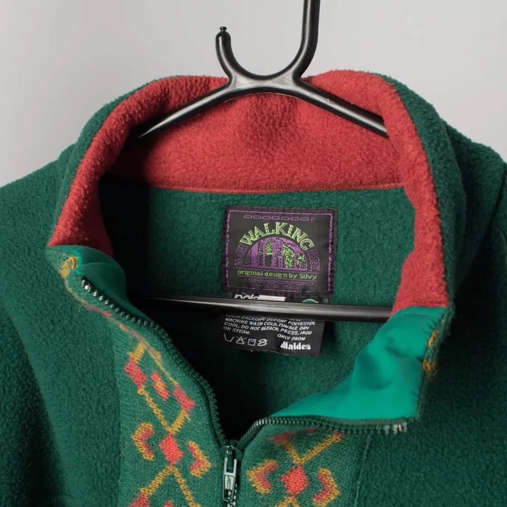 Snygg och skön retro tröja i fint skick! Från 90-tal! Är värd ca 750kr online. . Tröjor & Koftor.