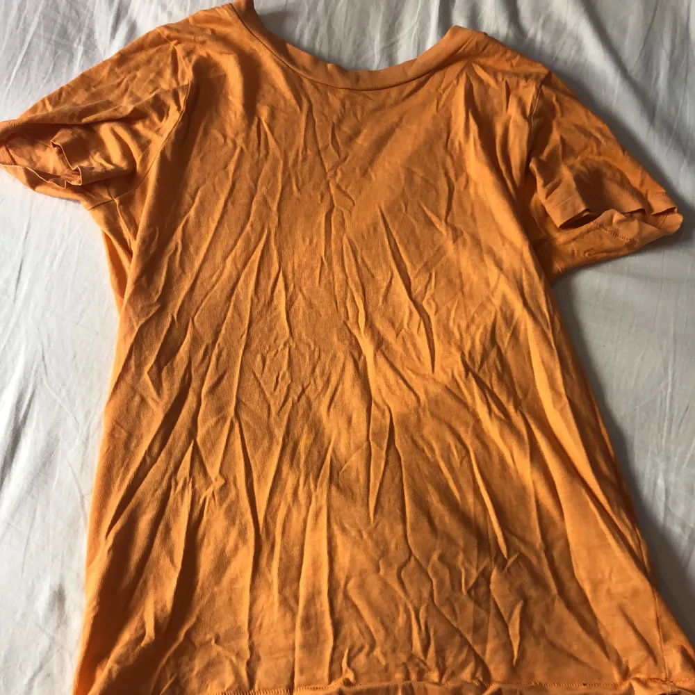 Orange T-shirt från & other stories🧡. T-shirts.