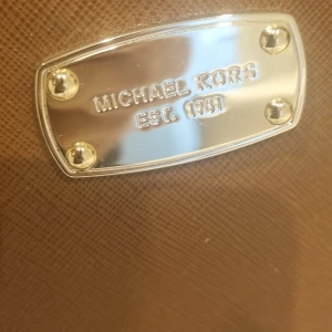 Handväska micheal kors  - Super snygg handväska micheal kors anvånder ej därför säljer jag denna.  26×18×15