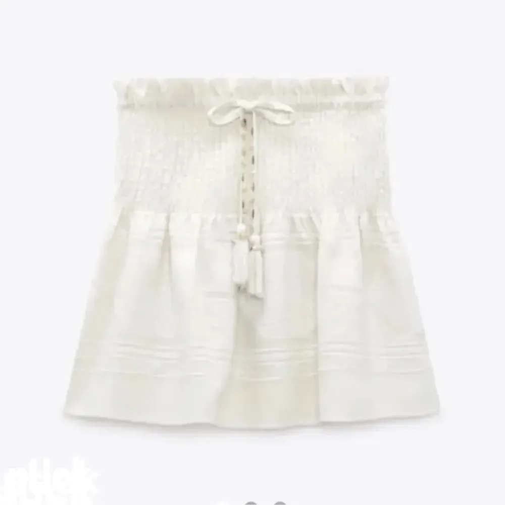så fin kjol från Zara! använd men i mycket bra skick!. Kjolar.