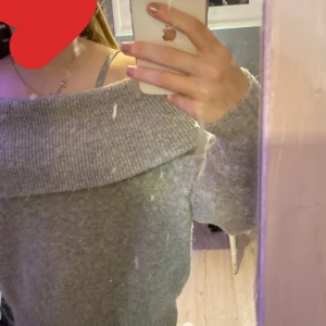 Fin tröja - Tröja i nyskick! Vet inte vart den är ifrån men somsagt väldigt fin! Storlek S och säljs för att den är för stor!