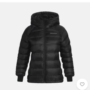Peak Performance Jacka - köpte förra vintern och har varit väldigt försiktig med den så det är inte några hål eller någonting. som ny💕 priset går att diskutera vid snabb affär