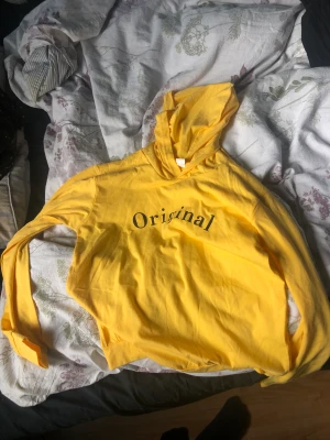 Kläder  - 10 kr/st   Hoodie: 160  Blommig tröja: 170  Jeans: ingen storlek   Finns på fler sidor, först i kvarn!  Katter finns i hemmet, även ett rökfritt hem! 