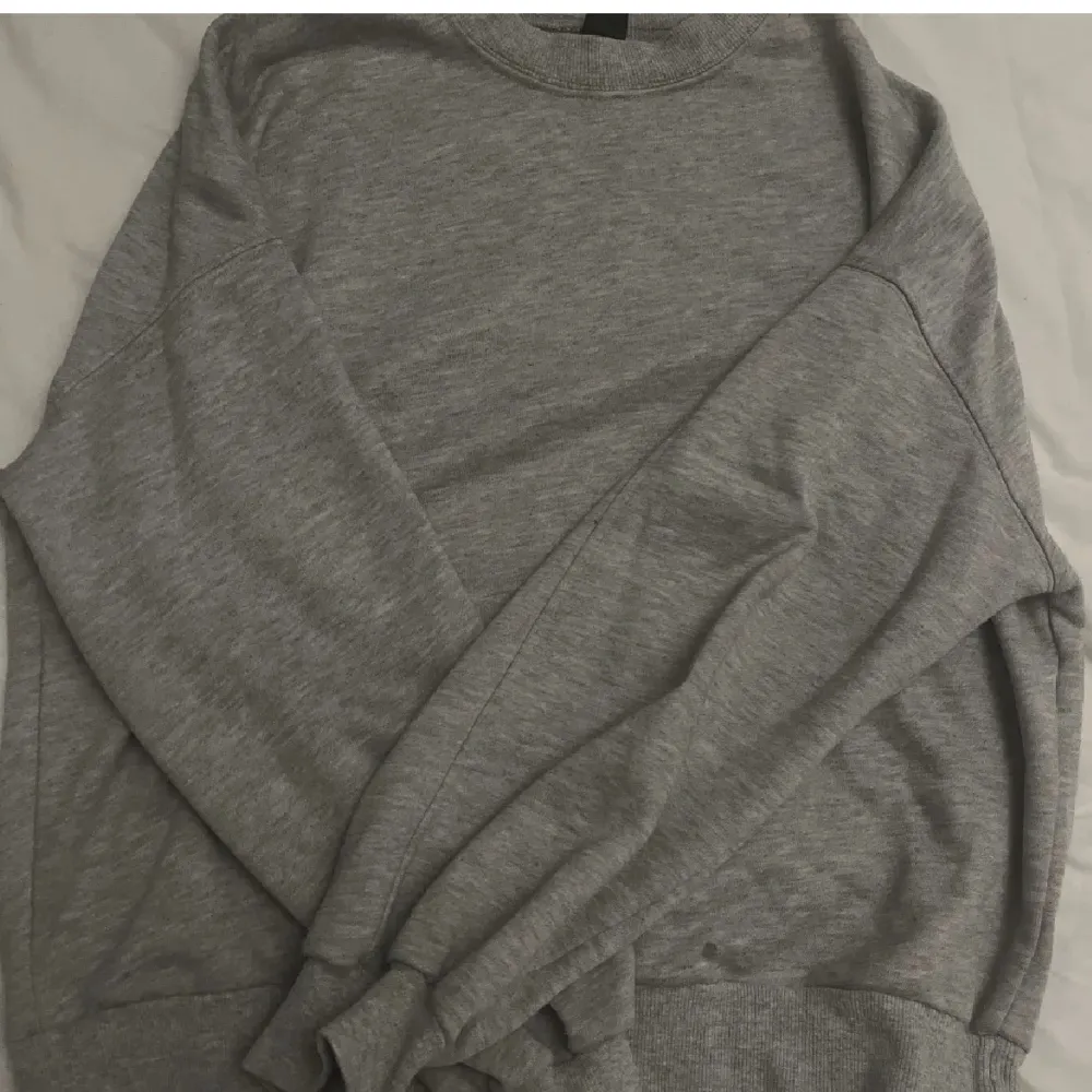Säljer denna gråa sweatshirten från SHEIN. Tyvärr har den en liten fläck ni ser på bild 2.. Hoodies.