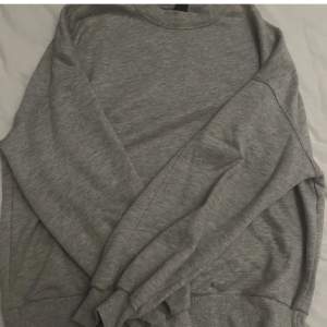 Säljer denna gråa sweatshirten från SHEIN. Tyvärr har den en liten fläck ni ser på bild 2.