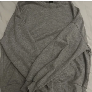Sweatshirt  - Säljer denna gråa sweatshirten från SHEIN. Tyvärr har den en liten fläck ni ser på bild 2.