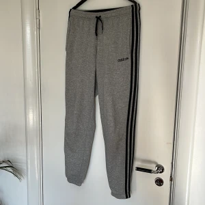 Adidas byxor  - Adidas byxor med framfickor - gråa Storlek: M Inga skador, fint skick. Tveka inte på att skicka DM vid frågor.