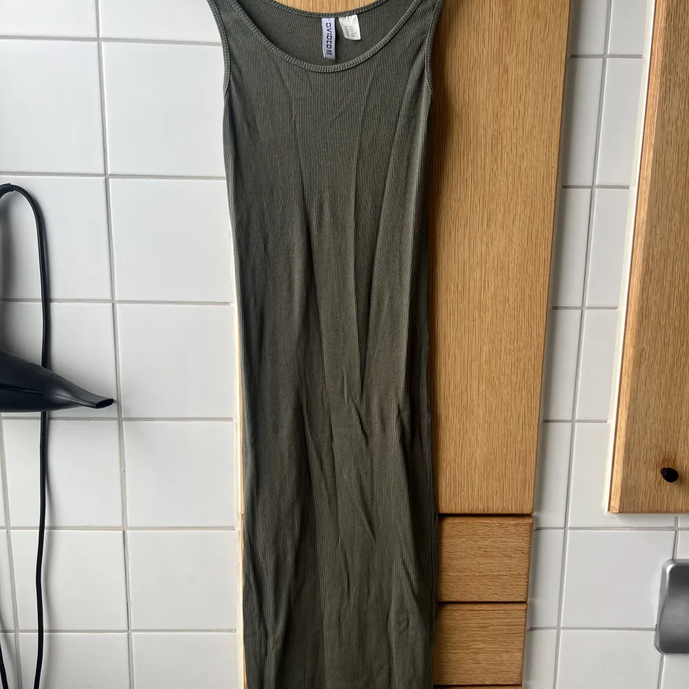 Säljer denna jätte fina tajta gröna klänningen då den inte passar längre:( Den är i väldigt fint skick och är från Hm i storlek Xxs men den är väldigt stretchiga så passar nog fler storlekar också! Har fler bilder:) Köpare står för frakt🫶🏻. Klänningar.