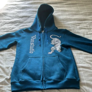Vonstudio Tröja - Vonstudio tröja i perfekt skick och bara använd fåtal gånger.😊 Köpt från deras hemsida för några månader men använde typ aldrig den.💸 Den har inga skador eller liknande.👍 Fler bilder kan självklart skickar privat.🔝👍😇