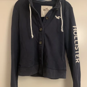 Hollister - Hollister huvtröja Det står L men den är liten i stlk mer som ett M