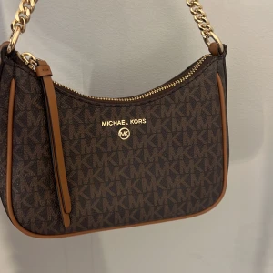  Michael kors väska  - Jag säljer denna äkta Michael kors väskan, köpt från NK 2022 och jag har använt den 3 ggr. Nyskick och inga defekter, köpt för ca 1800kr. OBS köparen står för frakten.  PRIS KAN DISKUTERAS! 💗💗