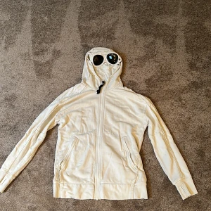 Cp company hoodie  - Bra skick inga skador inte använd så mycket 