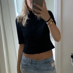 Festtopp svart finklädd topp svart - Säljer denna helt oanvända toppen nypris 399 säljer för 250❤️ Prislapp finns kvar