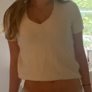 Lisa yang tröja - Lisa yang tröja i 100% Kashmir! Nypris ish 2000kr, Inga defekter❤️den är benvit. 