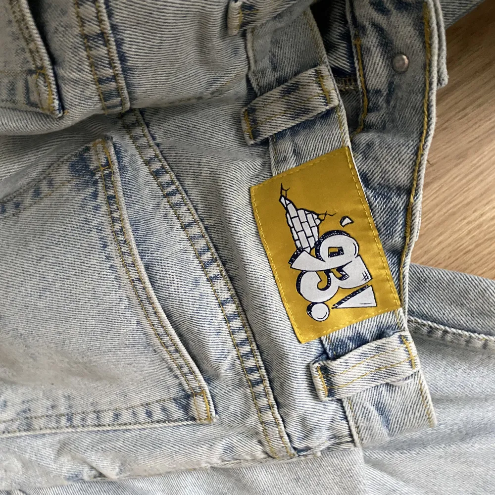 Asfeta 93or, säljer för dom kommer inte till användning längre. Det är ett hål under den högra fickan pga griptape-slitage. Köpare står för frakt.. Jeans & Byxor.