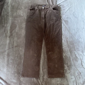 Manchesterbyxor - Bruna manchesterbyxor som är ganska stretchiga, har använt de som regular/low waist men de går säkert att ha som högmidjade också. 