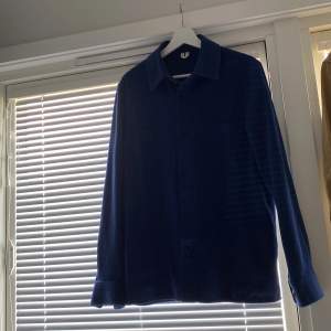 Säljer min blåa overshirt från arket. Den är lätt och luftig att ha, på sena sommarkvällar eller nu mot hösten.