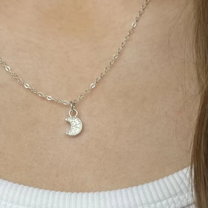 Handgjort måne halsband  - Säljer nu massa halsband, du hittar alla i min profil! Halsbanden är 42cm runt❣️👌🏻