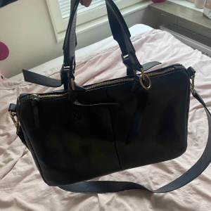 Mörkblå vöska - En mörkblå väska ifrån zara som endast har använts fåtal gånger. Jätte bra skick. Vid frågor om tex mått så är det bara att skriva🤍