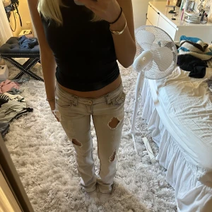 Gråa jeans - Så coola jeans som tyvärr inte riktigt är min stil. Midja ca 36cm men de är stretchiga!!