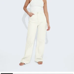 Jeans - Ljusbeige/offwhite jeans från bikbok i modellen Regular wide. Passar bra på mig som är 165 men säljer då de är lite små i midjan på mig