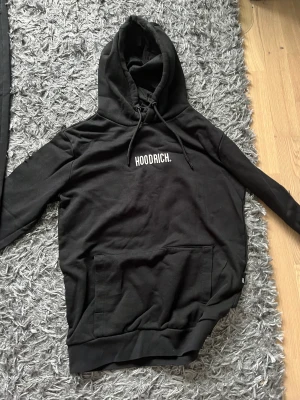 Hoodrich dress i nyskick strl xs - Knappt använd så i nyskick  Storlek xs Svart dress Djur och rökfri hem 