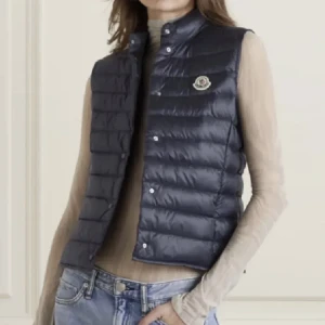 moncler - Säljer min mörkblåa moncler väst. Populär modell som är slutsåld i många storlekar. Strl 12 passar mig som bär xxs/xs. I nyskick, använd fåtal gånger. Har äktahetsbevis! Hör av er vid intresse, pris är diskuterbart💗