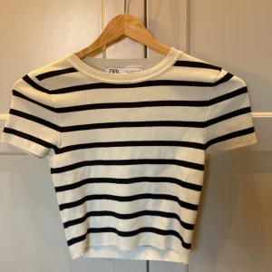 Stickad t-shirt - En så snygg o basic ZARA baströja!💘Säljer för 150kr men hittar inte original priset. (har sett liknade som kostar över 300-400kr) Har endast använt få gånger och är i väldigt bra skick! Så fin o så värt!👕😻🌸