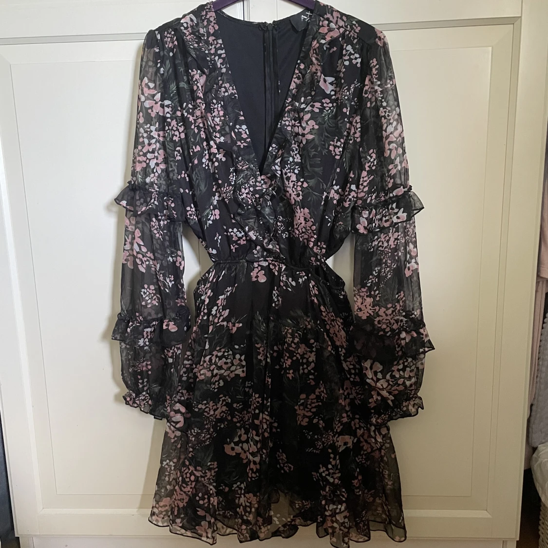 Volangklänning med cutouts 