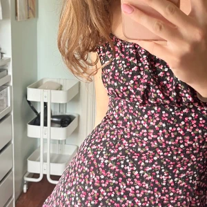 Sommar Klänning - Rosa blommig klänning 🩷Har använt en gång så den är i princip helt ny! Köpare står för frakt 📦 