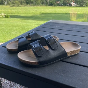 Tofflor  - Helt nya svarta tofflor, endast provade då det var för små.