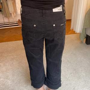 Jätte coola tre kvarts jeans från X-max, köpta second hand men inga tydliga tecken på användning💗