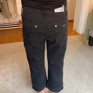Jeans  - Jätte coola tre kvarts jeans från X-max, köpta second hand men inga tydliga tecken på användning💗