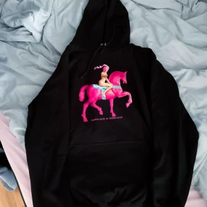 Rasmus Gozzi Fröken snusk tröja - Helt ny säljs pga ändrad vikt  Storlek XL. Normal i storlek enligt mig. 400:- köpt för ca 650:- Plus ev fraktkostnad står köpare för. 