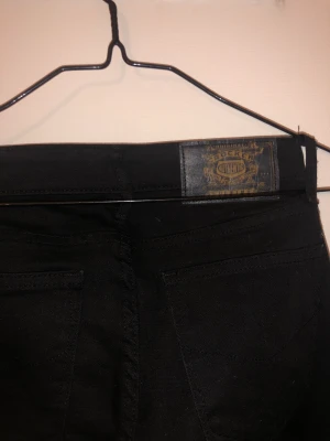 Svarta lågmidjade bootcut - Low waist bootcut jeans ifrån Crocker, nyskick