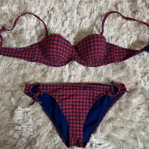 Shiwi bikini  - Säljer denna Asfina bikini från shiwi som tyvärr är för liten på mig och därför aldrig kommit till användning. Banden är avtagbara och går därför att använda både med och utan band🥰storlek 36 men skulle säga att överdelen passar en A-B kupa.Nypris är 600🥰