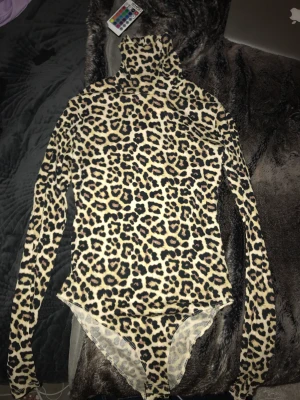 Leopard body  - oanvänd leopard body från hm! 