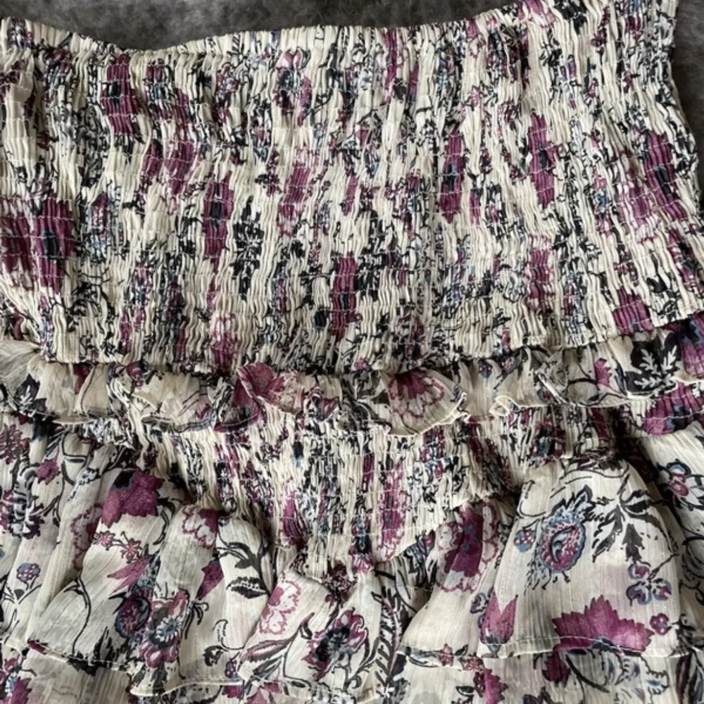 Super fin zara kjol som är populär!🥰 den är i storlek S och i ny skick! Buda gärna i kommentarsfältet 🥰🫶🏻. Kjolar.
