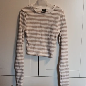 Randig tröja - Randig kort tröja, använd endast 1 gång, lite tjockare i materialet 