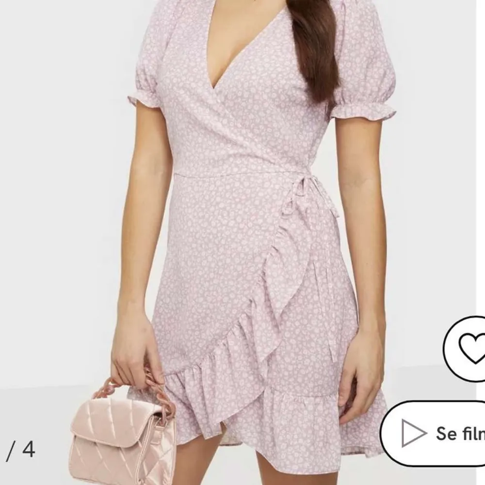 Säljer denna oanvända sommarklänning från Nelly, klänningen går att knyta i sidan och är i storlek 36. Säljer pga för liten! Färgen visas inte rättvis på bild 2 utan är mer ljus lilarosa som i bild 1🫧. Klänningar.