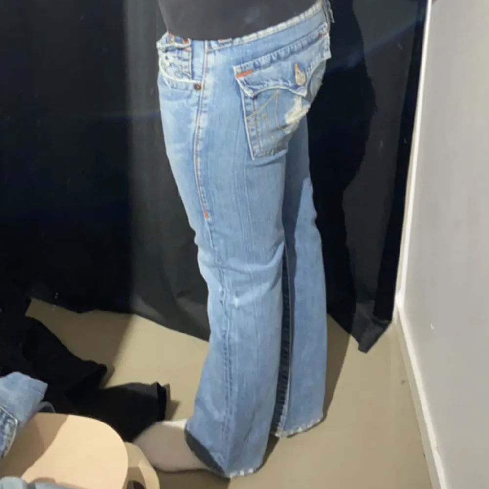 True religion jeans som är köpta second hand för ungefär 1200 skit snygga lågmidjade och raka  . Jeans & Byxor.