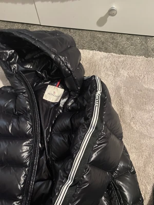 Moncler Jacka - Den är köpt från NK i Göteborg för 5000kr. Den är inte använd så mycket. DEN ÄR KVAR!