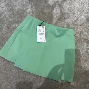 Jätte fin grön shorts/kjol med prislappen kvar💚lite mer åt det gröna hållet i verkligheten 