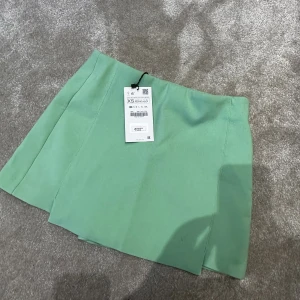 Grön shorts/kjol - Jätte fin grön shorts/kjol med prislappen kvar💚lite mer åt det gröna hållet i verkligheten 