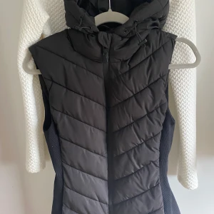 Zara väst  - Köpte den för ett år sen men den blev aldrig till  användning. Jätte fin väst! 