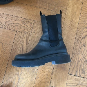 Boots - Boots i storlek 38. Använda men i bra skick! Köp direkt i appen för 80kr